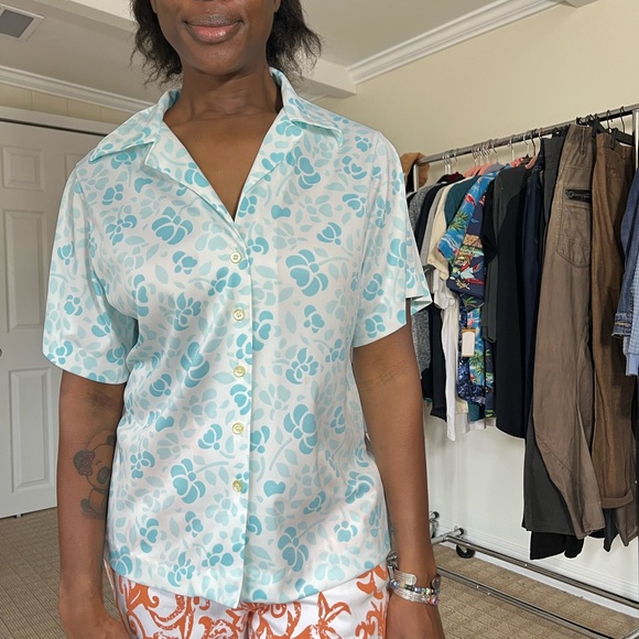 vintage button up. No flaws. Soft and lightweight. Fits like a M/L. - Picture 2 of 6